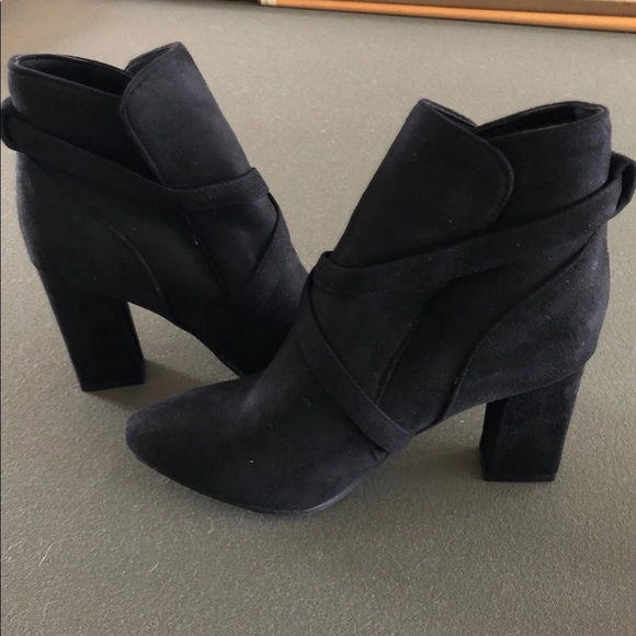 ❌SOLD❌Black Booties w/Gold Buckle 38 NIB - Picture 4 of 8